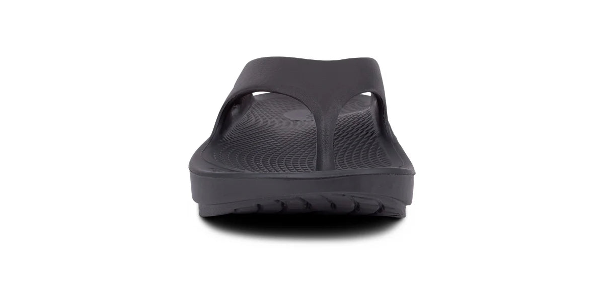 OOFOS OOriginal sandal in black, head-on view of the toe post