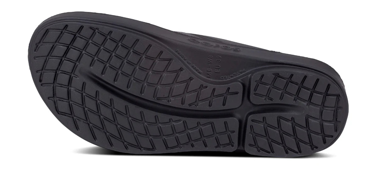 OOFOS OOriginal sandal in black, outsole tread pattern