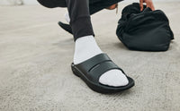 OOFOS OOahh Slide 1100 in black, detail of the OOfoam midsole