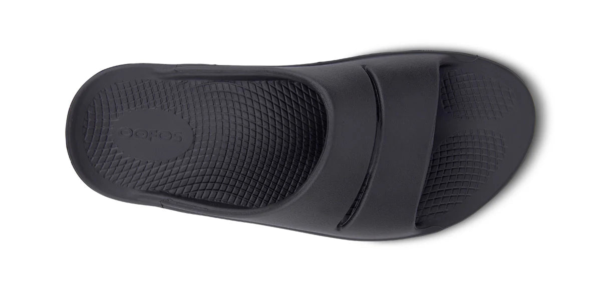 OOFOS OOahh Slide 1100 in black, top view of the contoured footbed